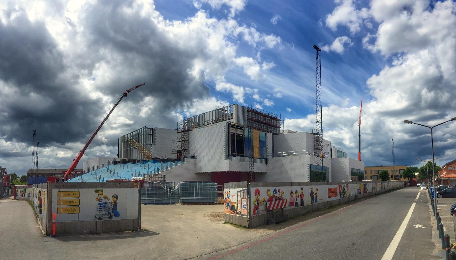 LEGO House begynder at ligne en færdig bygning. Foto: Thorben Vagner.