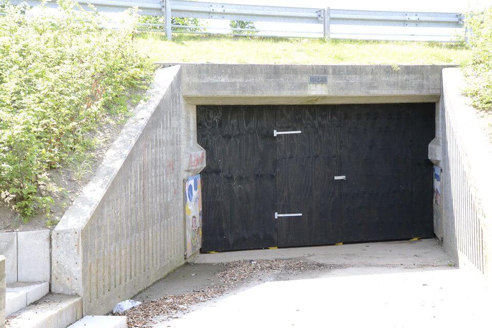 Denne port fjernes hurtigst muligt så tunnelen under Vejlevej i Billund kan genåbnes.