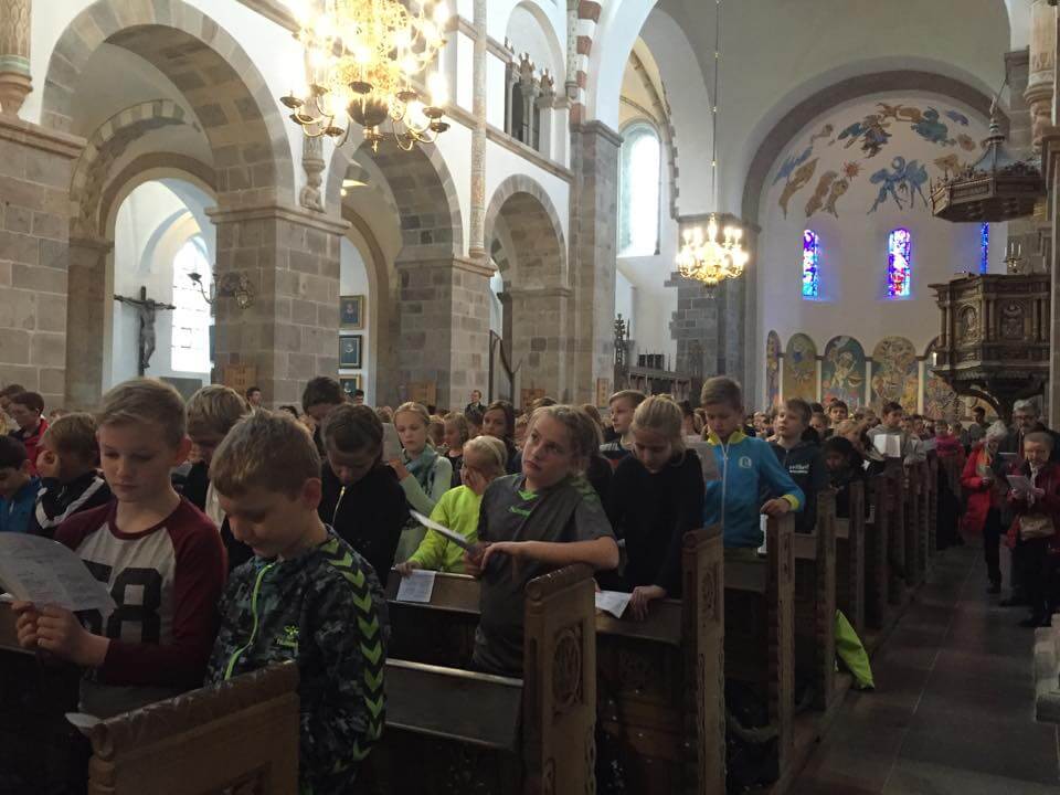 Billund-elever sang højt i Ribe Domkirke