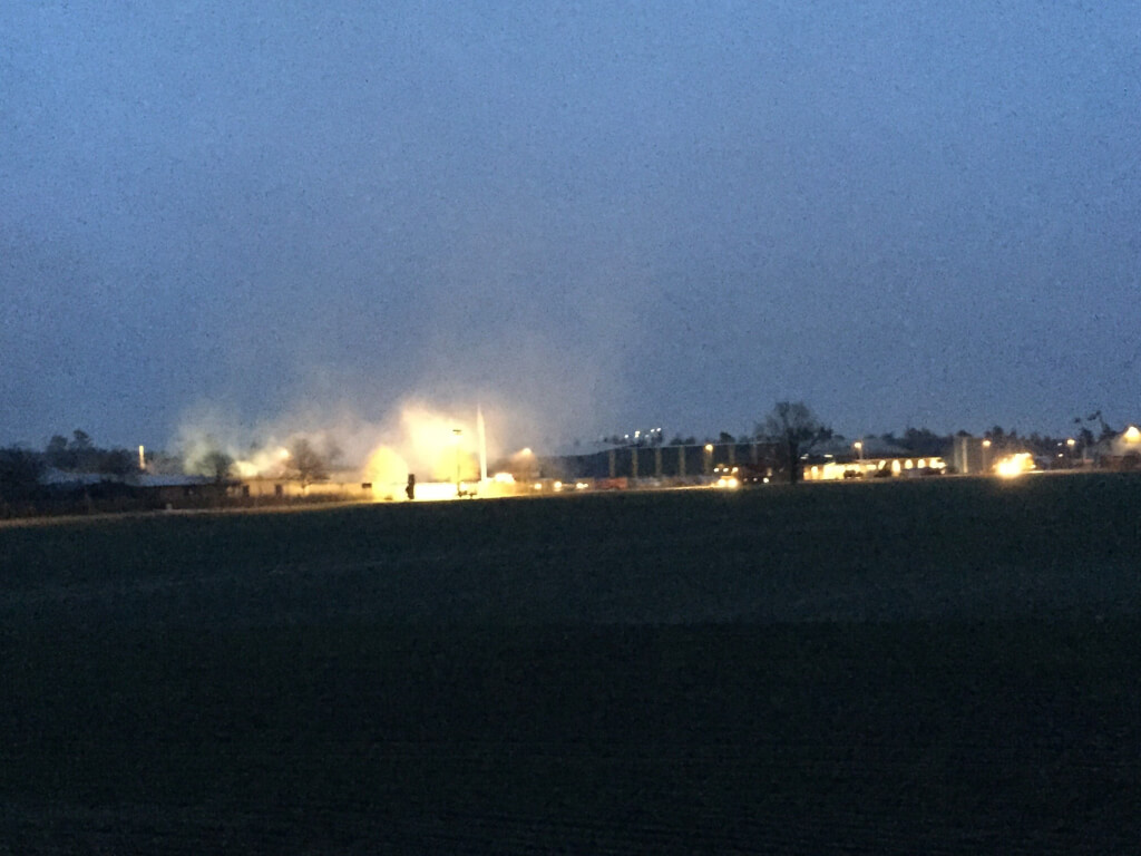 Brandfolkene arbejder stadig på Aalbæk, der har fået reddet et fjernlager og administrationsbygning.