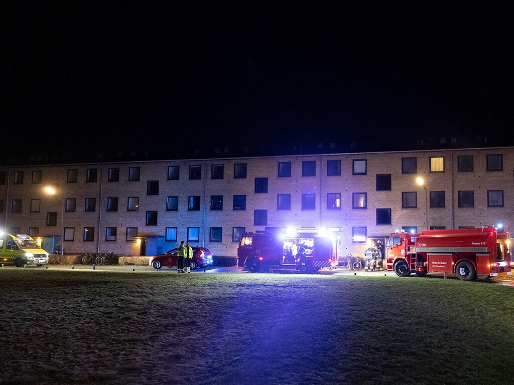 Beboer kørt på sygehuset efter ild i lejlighed