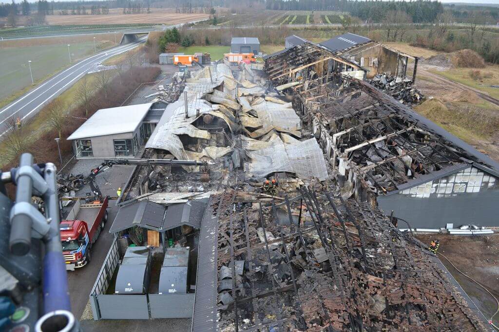 Billeder fra dagen derpå – Se fabrikken fra oven – Aalbæk er brændt ned til grunden