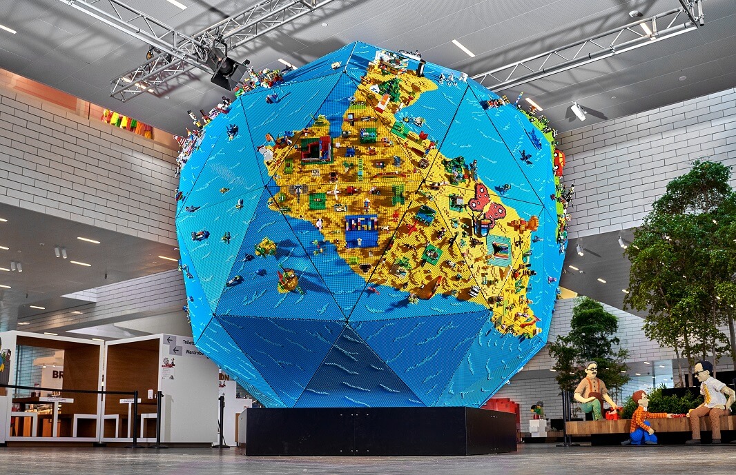 Kæmpe globus med modeller bygget af børn under corona-lockdown