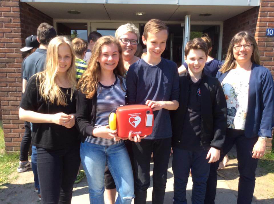 Her ses de 4 eler Mikkel Ellegaard, Lærke Christensen, Vanessa Biela, Andreas Nielsen fra 7. klasse der har fået førstehjælpsuddannelse, så de nu kan kalde sig "Red liv elever".