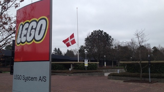 Her ved LEGOs hovedkvarter i Billund var flaget på halv.