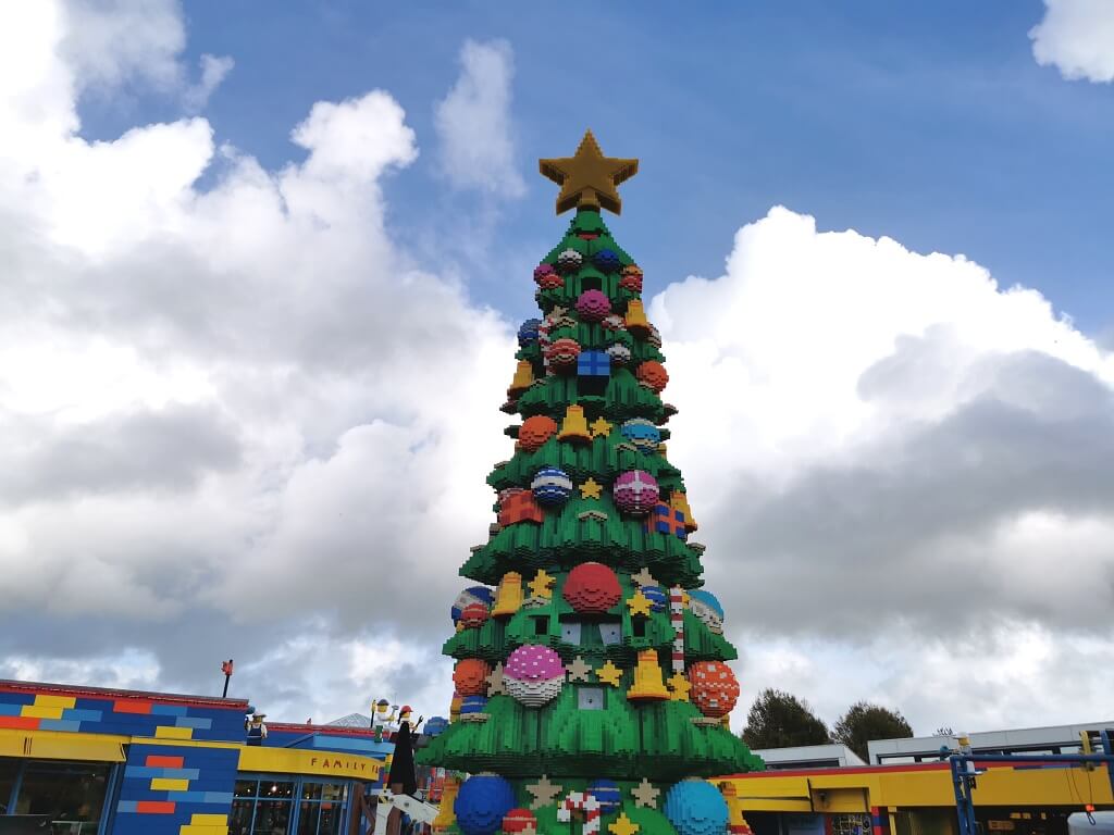 10 meter højt juletræ i LEGOLAND fik stjerne på