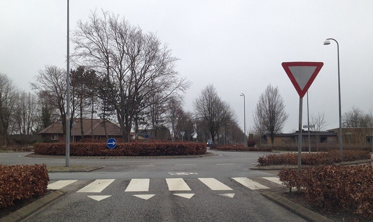 Høj fart og buske skyld i uheld i Billund Kommune