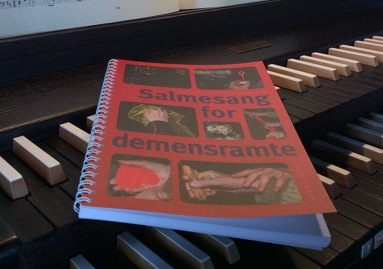 VIDEO: Billund-organist bag ny demens-bog