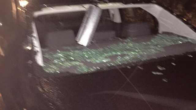 Sådan så bilen ud efter mødet med solcellen, der faldt ned fra femte sals højde. Privatfoto