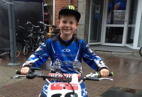 9-årig motocrosskører giver den gas til supercross