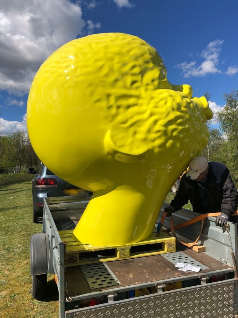 Nu lyser det gule hoved igen op i Skulpturparken