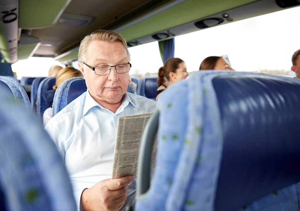 Seniorer kommer med billigt med bussen