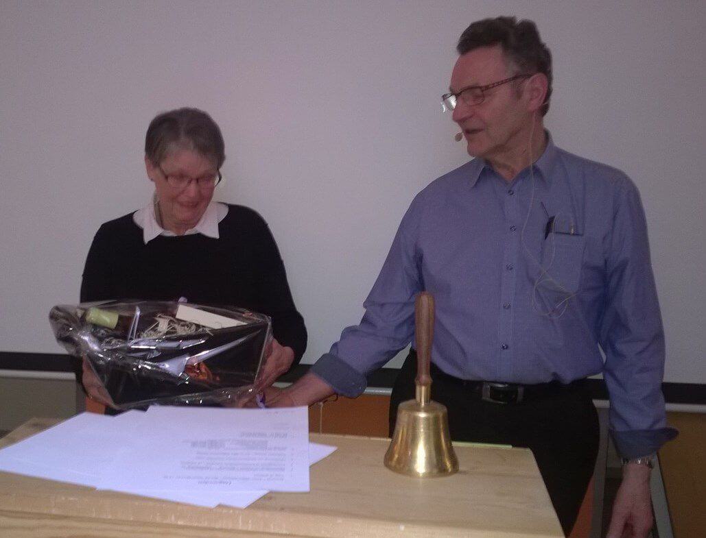 På billedet er det formanden Chr. Therkildsen, der overrækker Stinne Kristensen en gave som tak for hendes mangeårige indsats i Ældre Sagens bestyrelse.